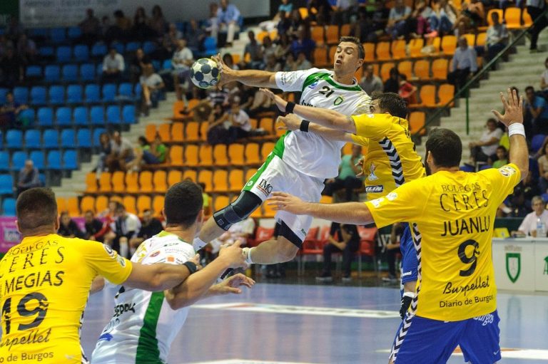 Ingrediënten van een perfecte handbalwedstrijd: spelers werken samen als team in een dynamische sporthal